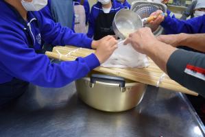 原料となるもち米を袋に入れます