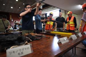 銃をかまえる
