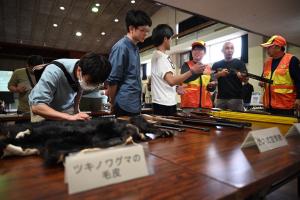 銃を触る