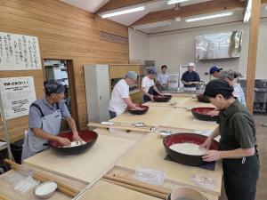 そば打ちを行っている写真