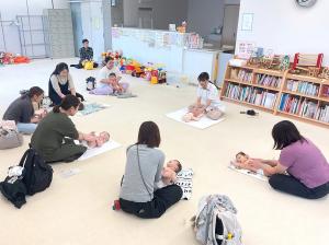 ベビーマッサージ体験会の様子