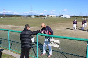 市長の激励を受ける児島監督